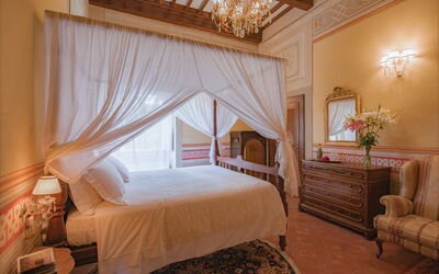 Tenuta Girifalco: Romantic frescoed bedroom