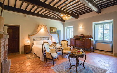 Tenuta Girifalco: Bedroom with fireplace
