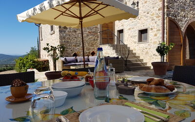Villa Bovari: Breakfast service in front of the outdoor sofà