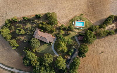 Palazzo Brando: bassin, Extérieur