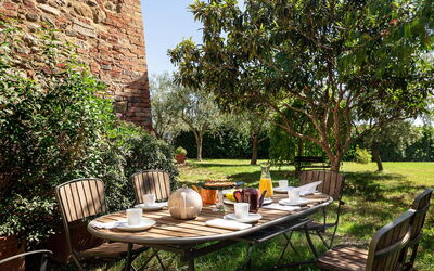 Villa Ambrosini: all'aperto, Giardino