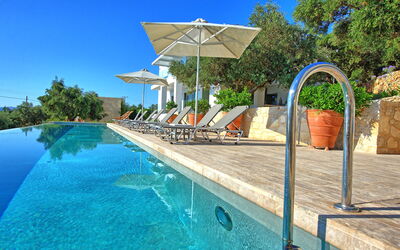 Villa Bluewhite: Giardino, Piscina