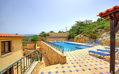 Villa Sevi Grande: Tuin, zwembad