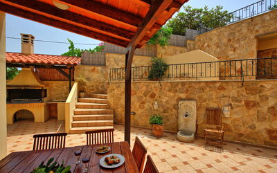 Villa Sevi Grande: Balkon / terras / patio, Buitenshuis