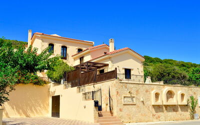 Villa Sevi Grande: Buitenkanten, Buitenshuis