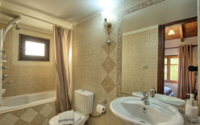 Villa Romantic Sevi: Bathroom