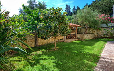 Villa Vrisses: Garden, Outdoor