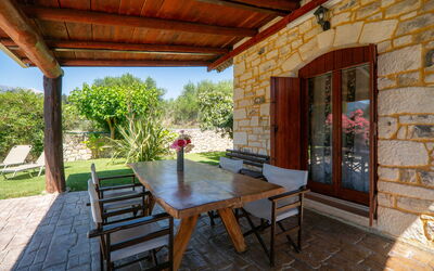 Villa Vrisses: Balkon / terras / patio, Buitenshuis, Tuin