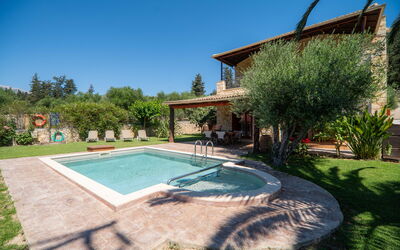 Villa Vrisses: Balkon / terras / patio, Buitenkanten, Buitenshuis, Tuin, zwembad
