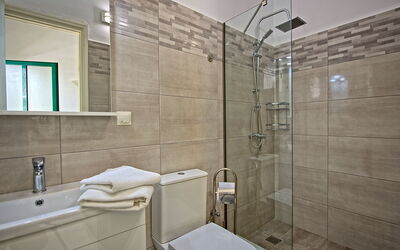 Beachfront Villa Seasun: Bathroom