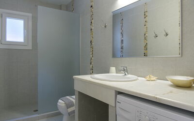 Beachfront Villa Seasun: Bathroom