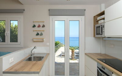 Beachfront Villa Seasun: Dining Room, Kitchen