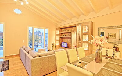 Villa Jewel: Salle à manger, Salon