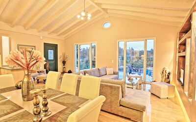 Villa Jewel: Salle à manger, Salon