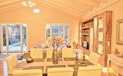 Villa Jewel: Salle à manger, Salon