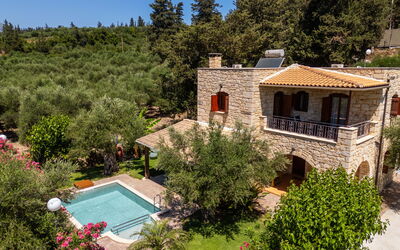Villa Nipos: Buitenshuis, Tuin, zwembad