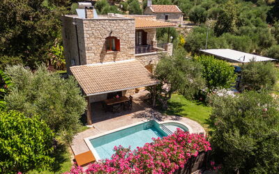 Villa Nipos: Buitenshuis, Tuin, zwembad