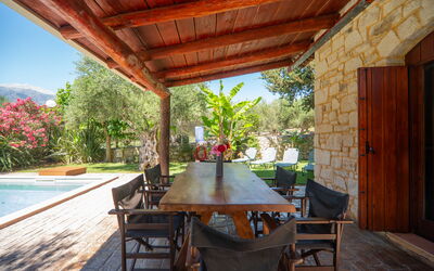 Villa Nipos: Balkon / terras / patio, Buitenshuis, Tuin, zwembad