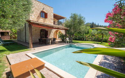 Villa Nipos: Balkon / terras / patio, Buitenkanten, Buitenshuis, Tuin, zwembad