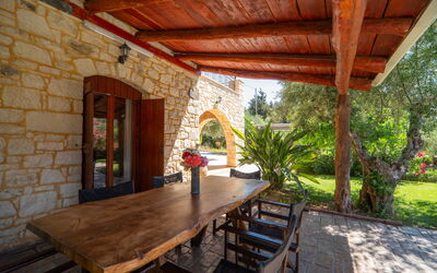 Villa Nipos: Balkon / terras / patio, Buitenshuis