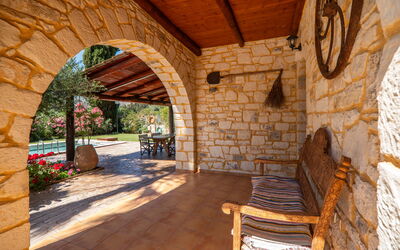 Villa Nipos: Buitenkanten, Buitenshuis