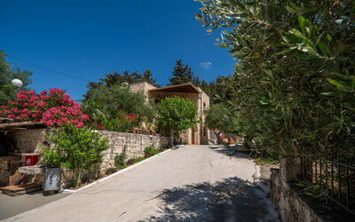 Villa Nipos: Buitenkanten, Buitenshuis, Hoofdingang