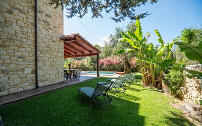Villa Nipos: Buitenkanten, Buitenshuis, Tuin, zwembad