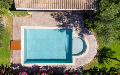 Villa Nipos: Keer bekeken, Tuin, zwembad