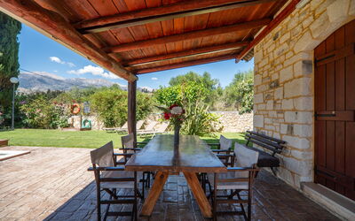 Villa Nipos: Buitenkanten, Buitenshuis, Tuin