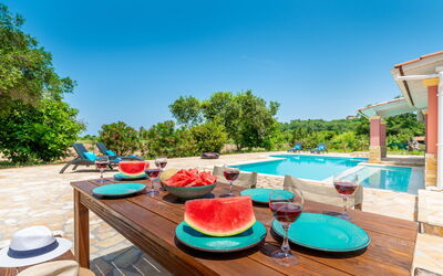 Beach Villa Joanna: all'aperto, Piscina