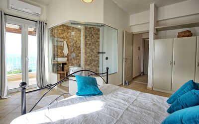 Beachfront Villa Seawave: Bathroom, Bedroom