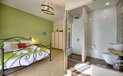 Beachfront Villa Seawave: Bathroom, Bedroom