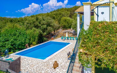 Villa di Giovanni: Piscina