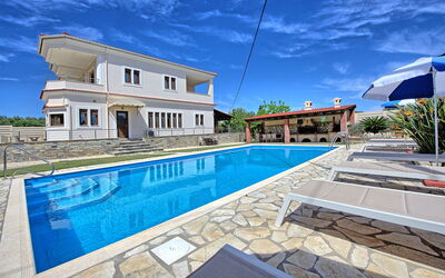 Acharavi Beach Villa: Buitenshuis, Zomer, zwembad