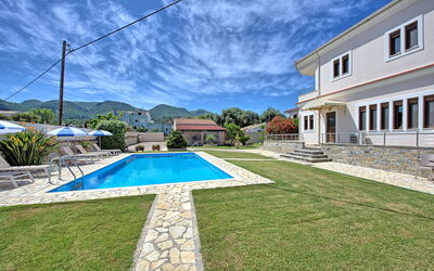 Acharavi Beach Villa: Buitenshuis, Tuin, Zomer, zwembad