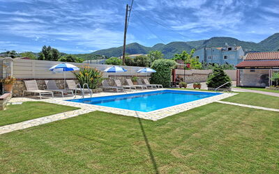 Acharavi Beach Villa: Buitenshuis, Tuin, zwembad