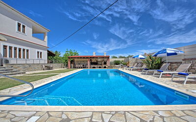 Acharavi Beach Villa: Buitenshuis, zwembad