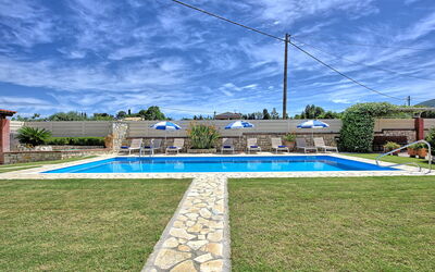 Acharavi Beach Villa: Buitenshuis, Tuin, zwembad