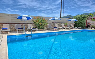 Acharavi Beach Villa: Buitenshuis, zwembad