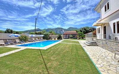 Acharavi Beach Villa: Buitenshuis, Tuin