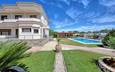 Acharavi Beach Villa: Buitenshuis, Tuin