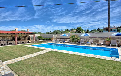 Acharavi Beach Villa: Buitenshuis, Tuin, zwembad