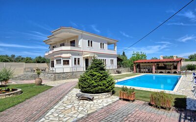 Acharavi Beach Villa: Buitenshuis