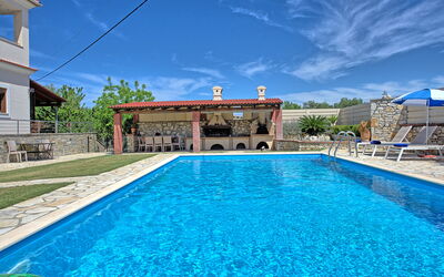 Acharavi Beach Villa: Buitenshuis, zwembad