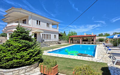 Acharavi Beach Villa: Buitenshuis, Tuin