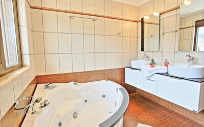 Acharavi Beach Villa: Badkamer