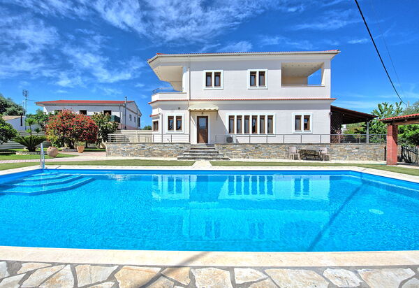 Acharavi Beach Villa: Outdoor, Pool, Summer