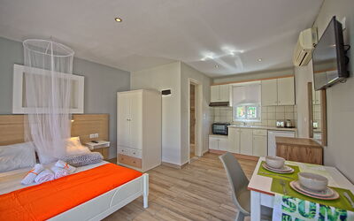 Sidari Beach Villa: Bedroom, Dining Room, Kitchen, Living Room