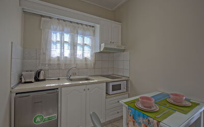 Sidari Beach Villa: Dining Room, Kitchen