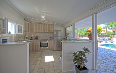 Sidari Beach Villa: Kitchen